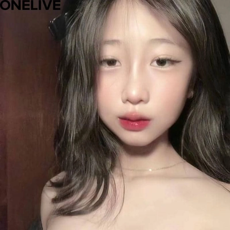 Một vẻ đẹp quyến rũ, tựa như ánh nắng mai dịu dàng.